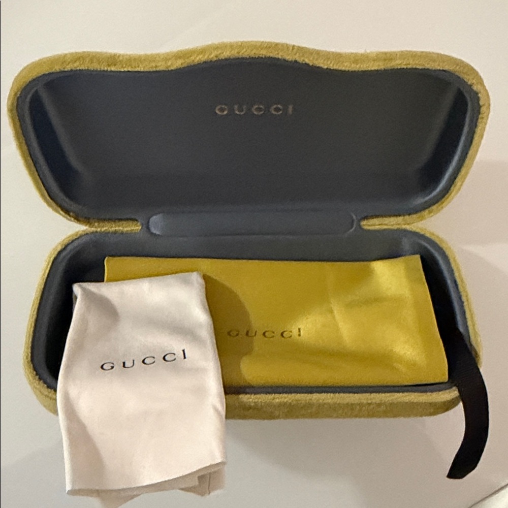 Gucci Black Sunglasses with velvet Case - Picture 2 of 5